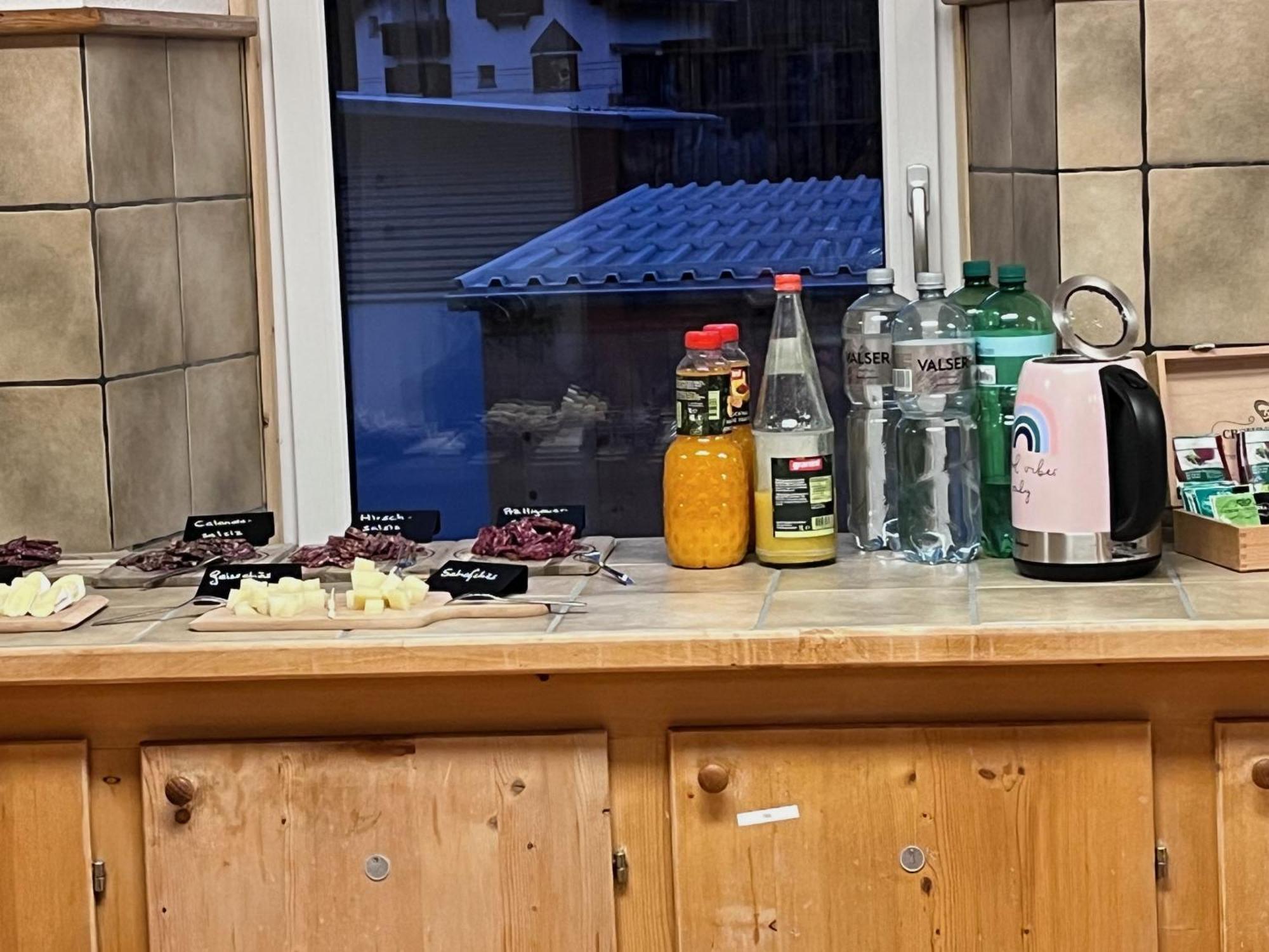 Chrona Bed & Breakfast Jenaz Esterno foto