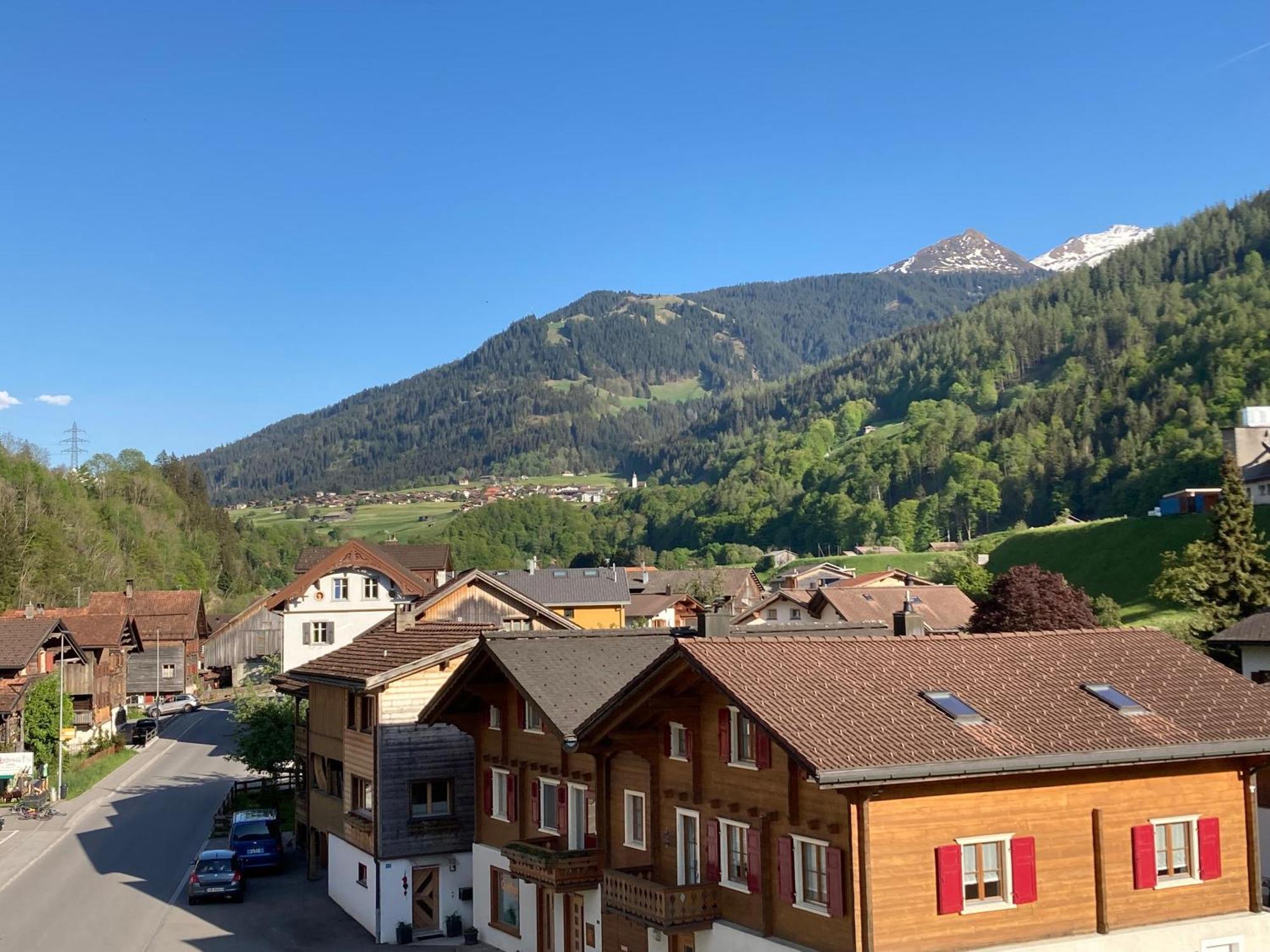 Chrona Bed & Breakfast Jenaz Esterno foto