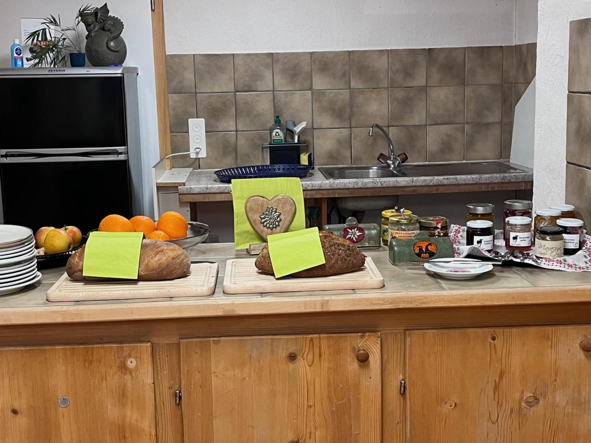 Chrona Bed & Breakfast Jenaz Esterno foto
